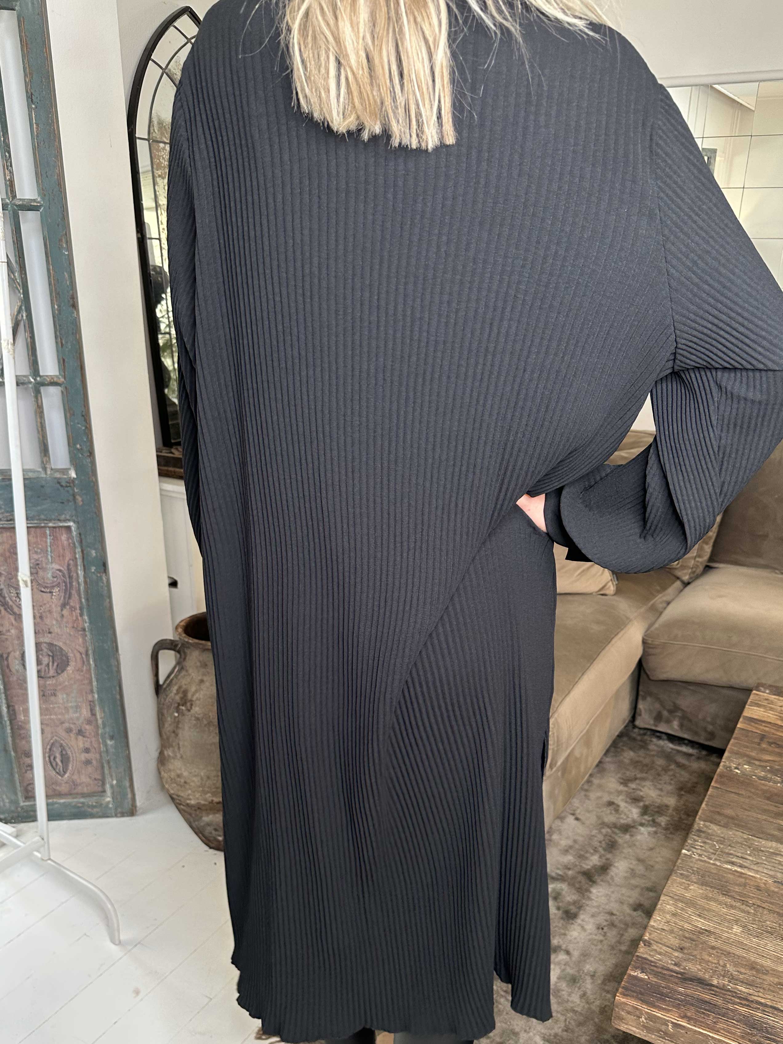 Lenora - Lång plisserad klänning med knappar